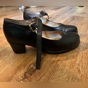 Folkloric black heels